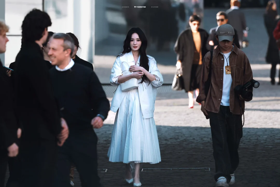 黑色中的一抹白🤍