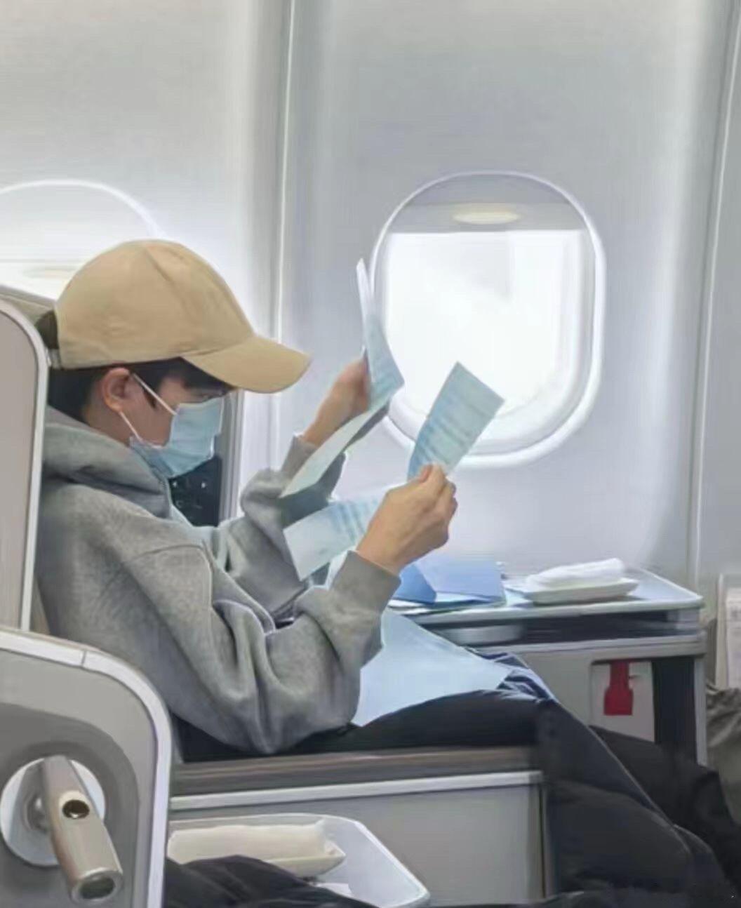 哇塞好幸运！这么近距离看到深深！周深 他在看粉丝写的信吗。哇！他真的太好了