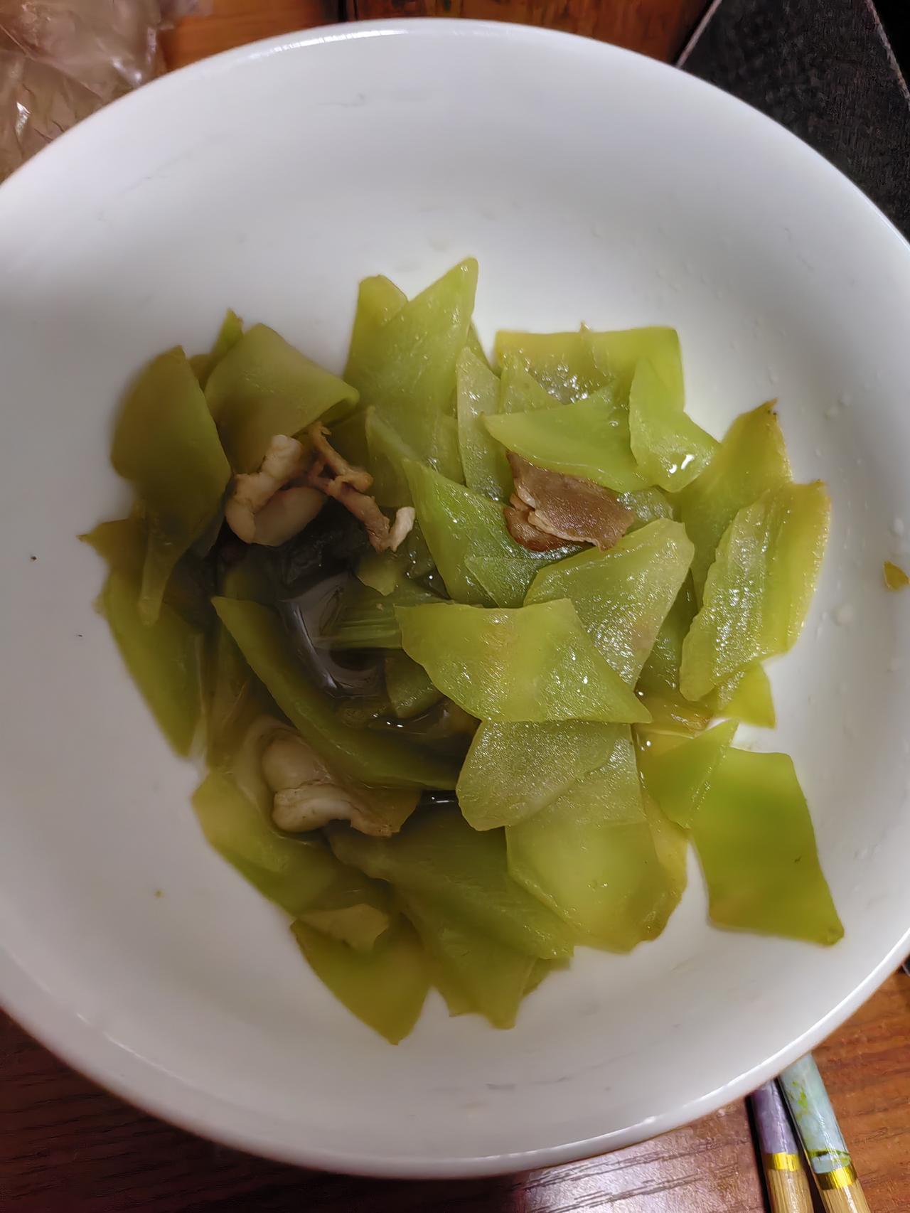 今天中午没带饭，在超意兴花4块钱买了一份清炒莴苣，刚好赶上他们“碰一下”的优惠，