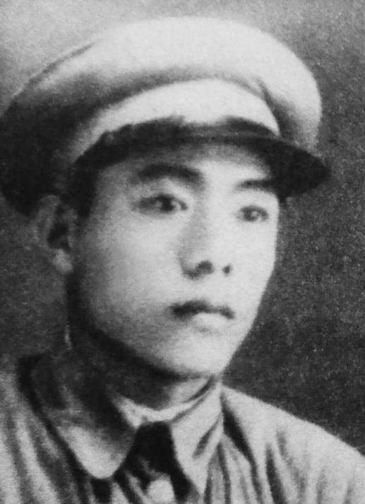 1955年，四野政委翟文清，带妻子回乡省亲。突然，一名姑娘站在他家门口，盘问：“