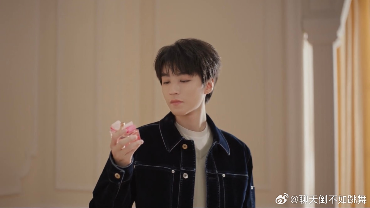 王俊凯的选香品味给到一个夯 创意与匠心交织，光影与香气共鸣。王俊凯闭目静思的侧颜