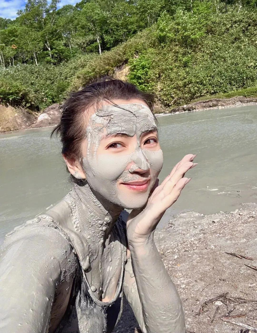来聊个超有趣的事儿！近日曝光的画面里，陈好居然全身做着泥膜。

就是在河边玩泥巴