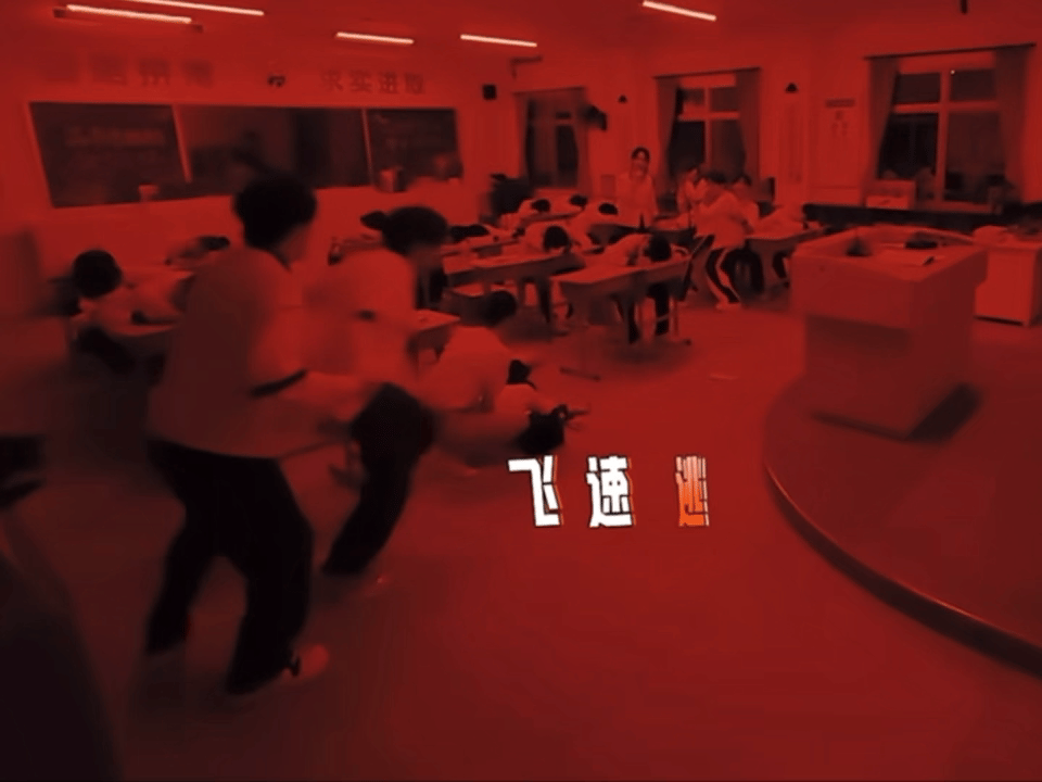 给我笑得不行了 大老师根本抓不着张真源哈哈哈哈哈哈哈哈哈哈哈张真源密室大逃脱 
