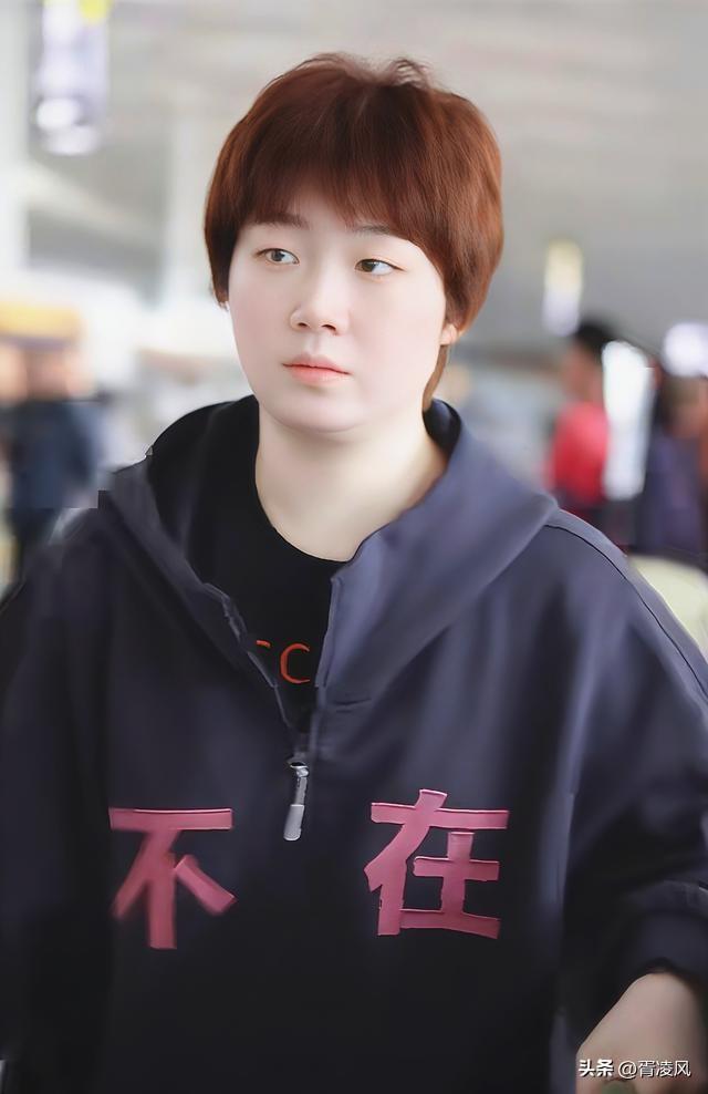 国乒澳门🇲🇴开练，别的不说，先给她们的衣服吸引住了，大丫头衣服上那“不在”俩