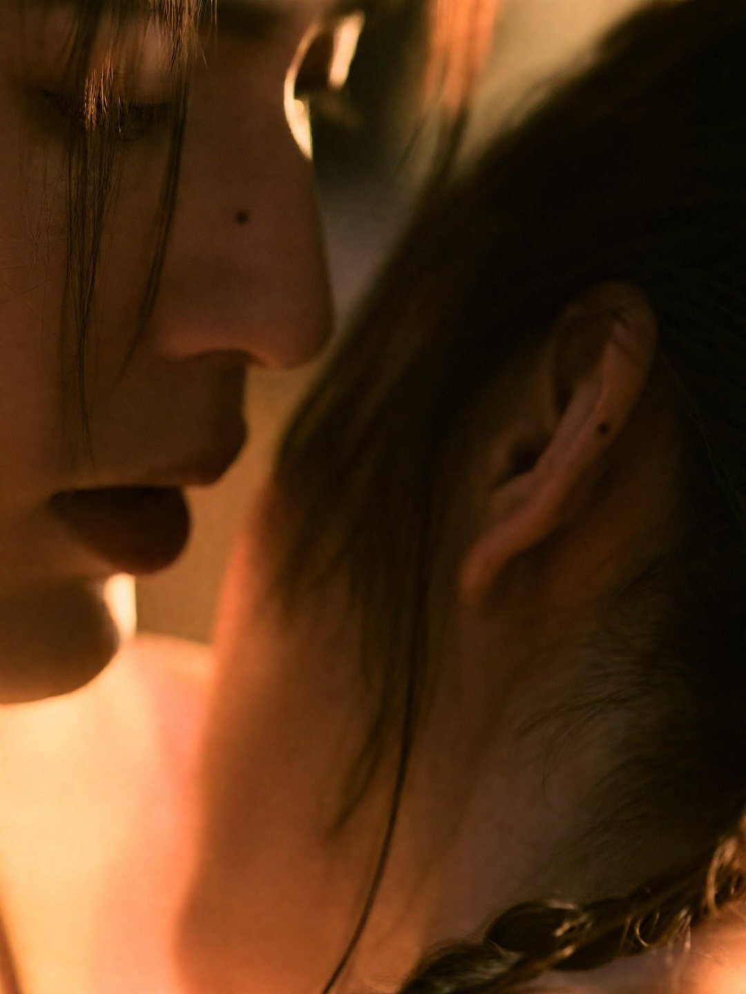 连痣都是耳鬓厮磨的时候 痣会碰到 完全瑟啊田曦薇  |  张凌赫  |  逐玉 