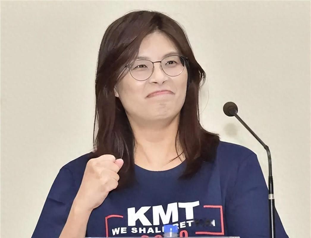 丽文要去美国了，临走前，对着一堆镜头撂下一句话， 她说：“我不想在大陆和美国之间