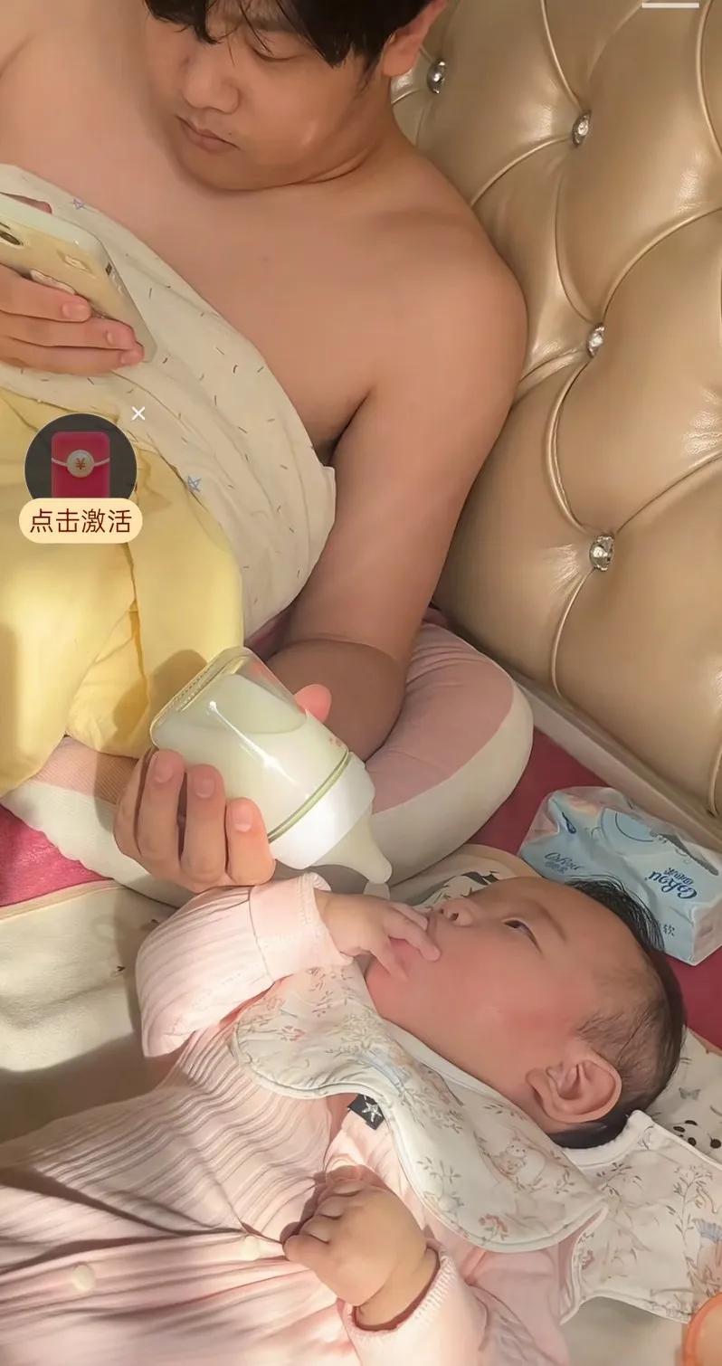 看到一个爸爸喂奶的，这爸爸一手拿奶瓶喂孩子，一手玩手机，两不耽误，
可是再仔细一
