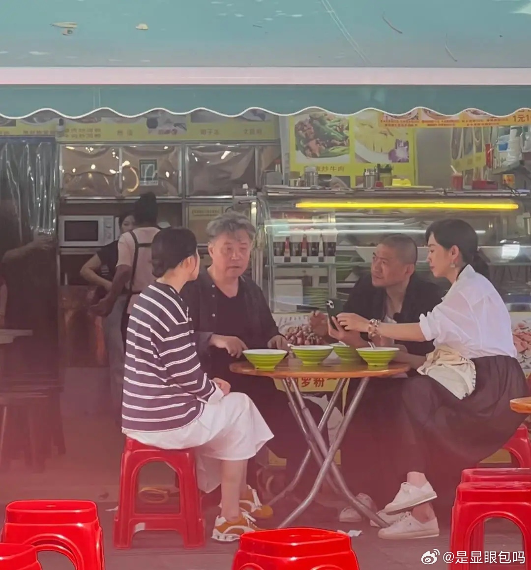 66岁余华在海南三亚市场和朋友吃抱罗粉，他打扮好低调，他穿着一身朴素的衣服，头发