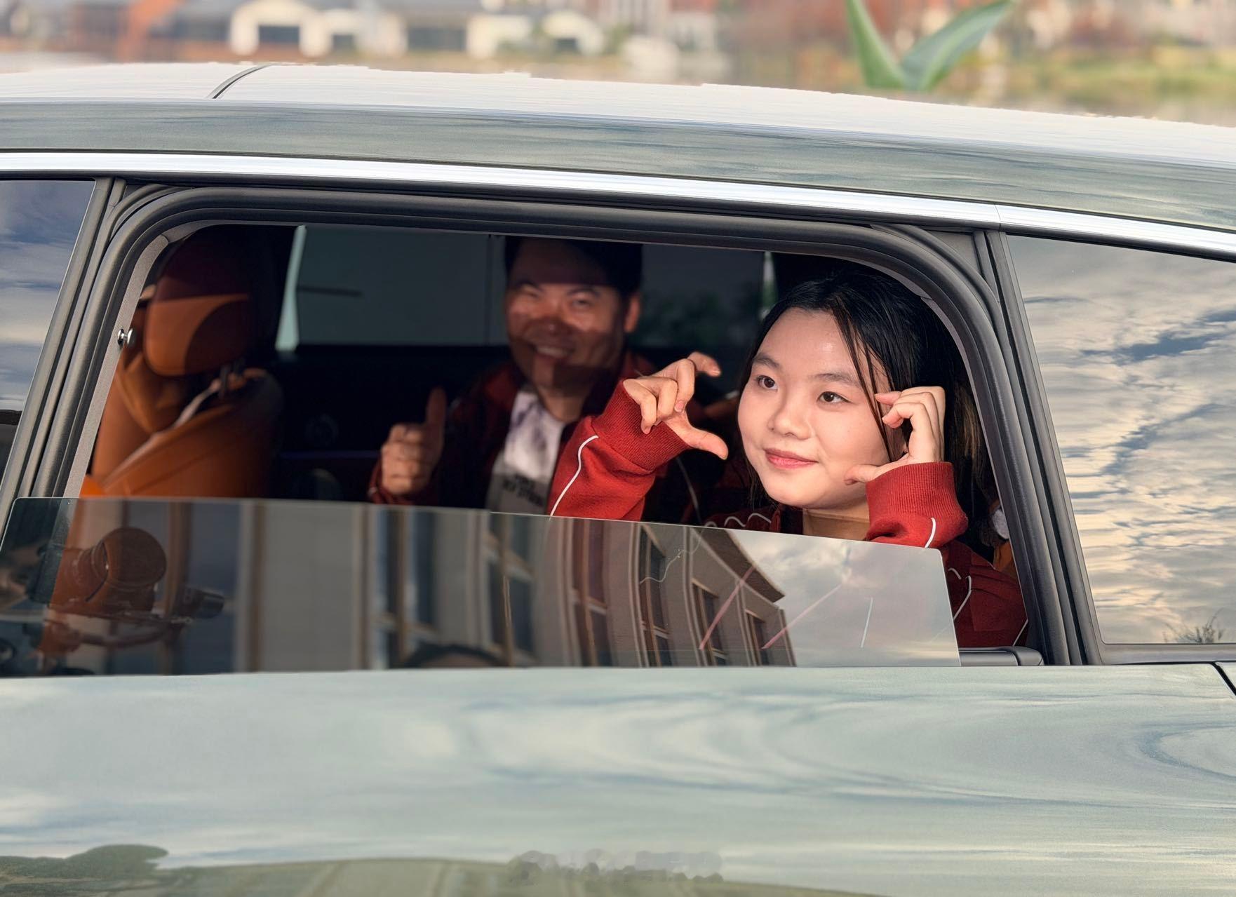 我期待的年会，是没有上下级拘谨的轻松氛围。不用正襟危坐，大家能随意唠嗑、玩闹，把