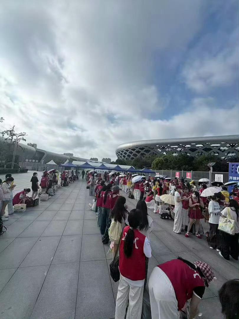 苏新皓二周年演唱会场外人气苏新皓二周年演唱会人气场外场面十分震撼，粉丝井然有序排