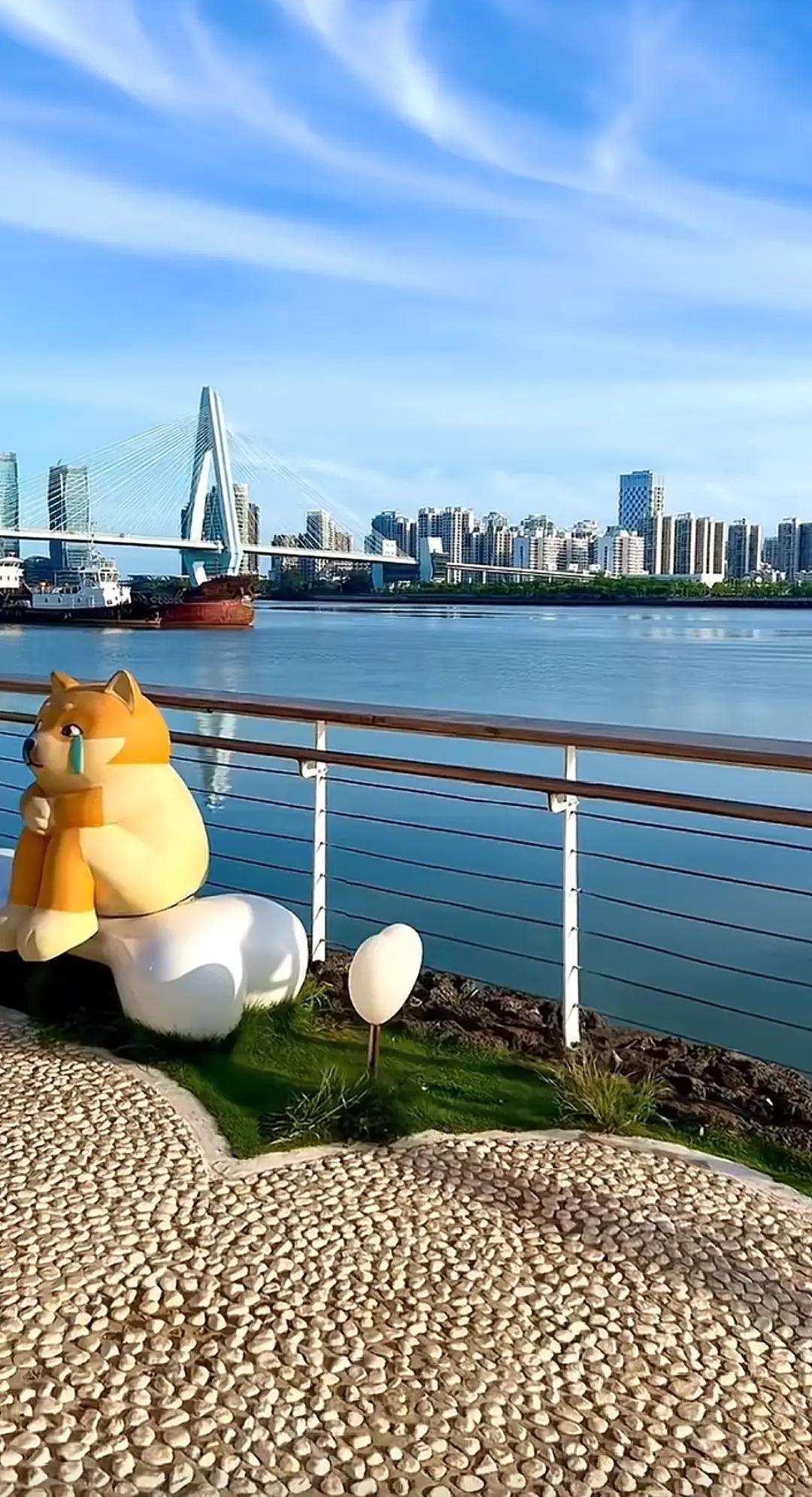 大黄鸭守望城市海岸线，温柔又治愈～ 🦆🌊