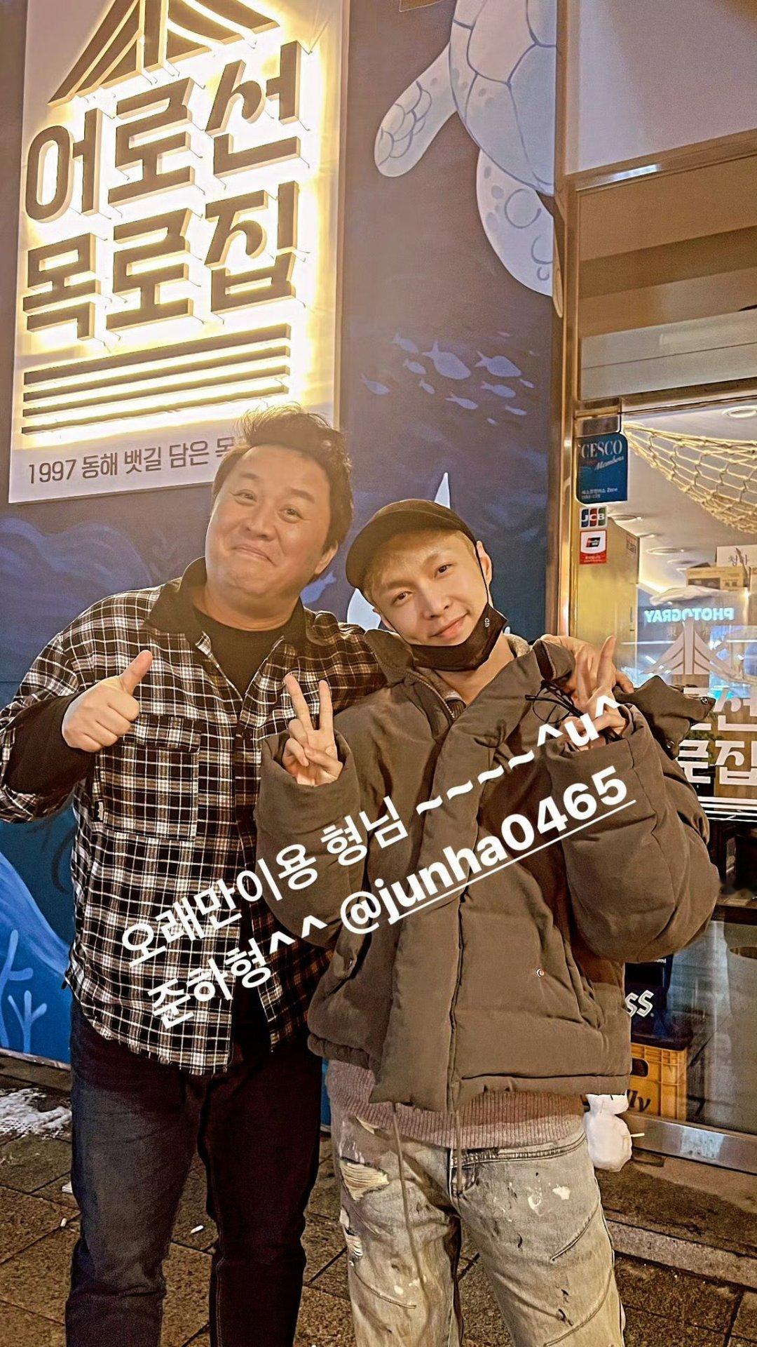 #张艺兴郑俊河合照# 张艺兴郑俊河合照，真的好久不见啊，是偶遇的吗 ​​​