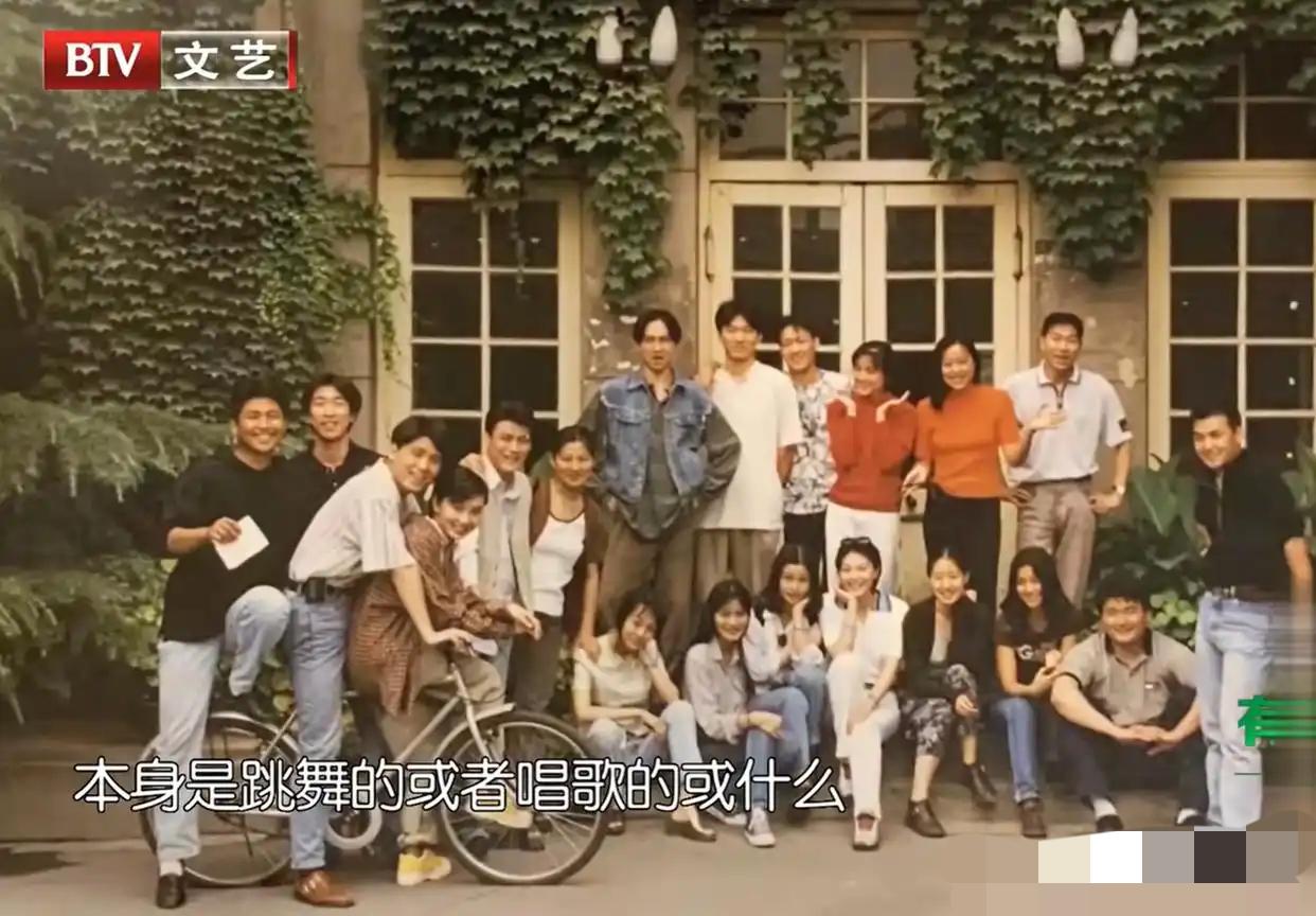 朱媛媛所在的中戏93表演班非常的团结友爱，早先唐旭曾身体患病，全班的人还一起募资