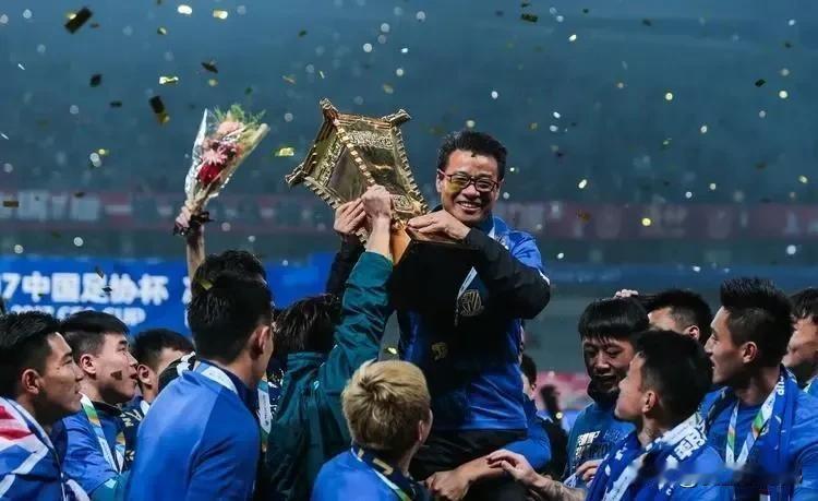 屡次救申花于水火中的吴金贵，为何要个公正评价就这么难？
掐指一算，吴金贵曾五次执