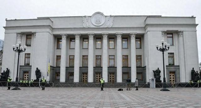 俄乌冲突硬是打成了超长待机模式，就在4月28日乌克兰议会直接高票通过新规，再次把