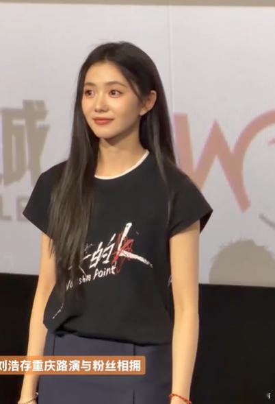 刘浩存重庆路演与粉丝相拥 五一没安排的都去看《消失的人》！剧情紧凑反转多，刘浩存