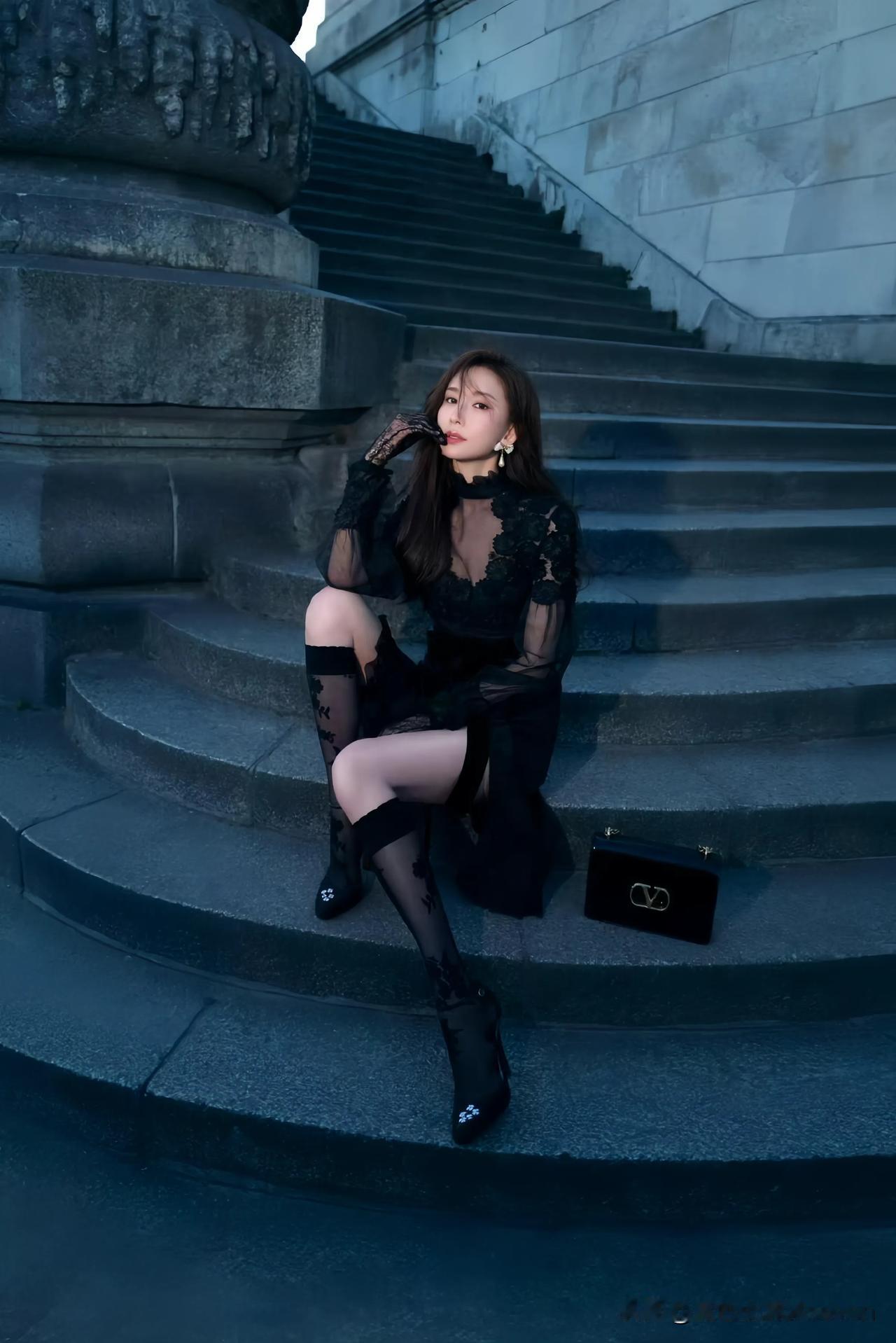 在欧式建筑旁，林志玲身姿绰约。一袭黑色蕾丝裙，于朦胧薄纱间尽显性感，精致的蕾丝花