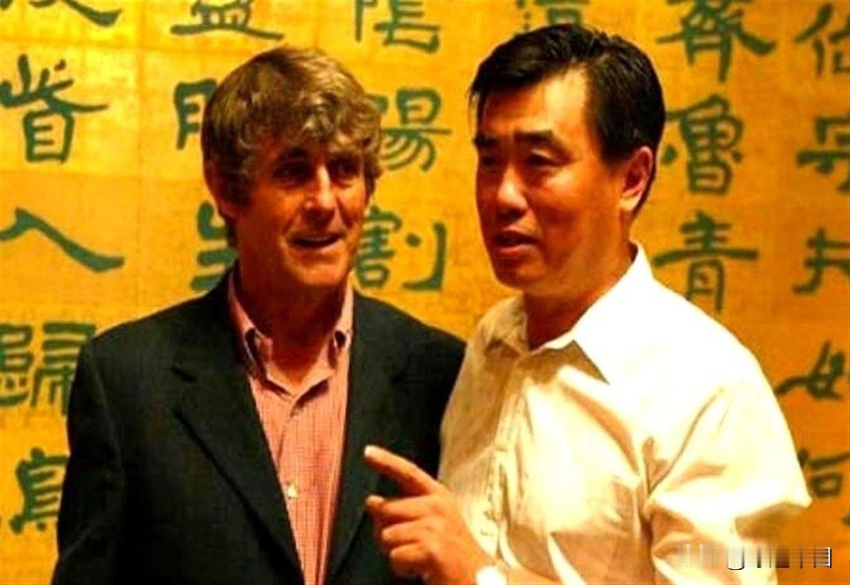 阎世铎：我的业余生活其实很简单，主要就是运动和读书。我喜欢的运动有很多，足球、篮