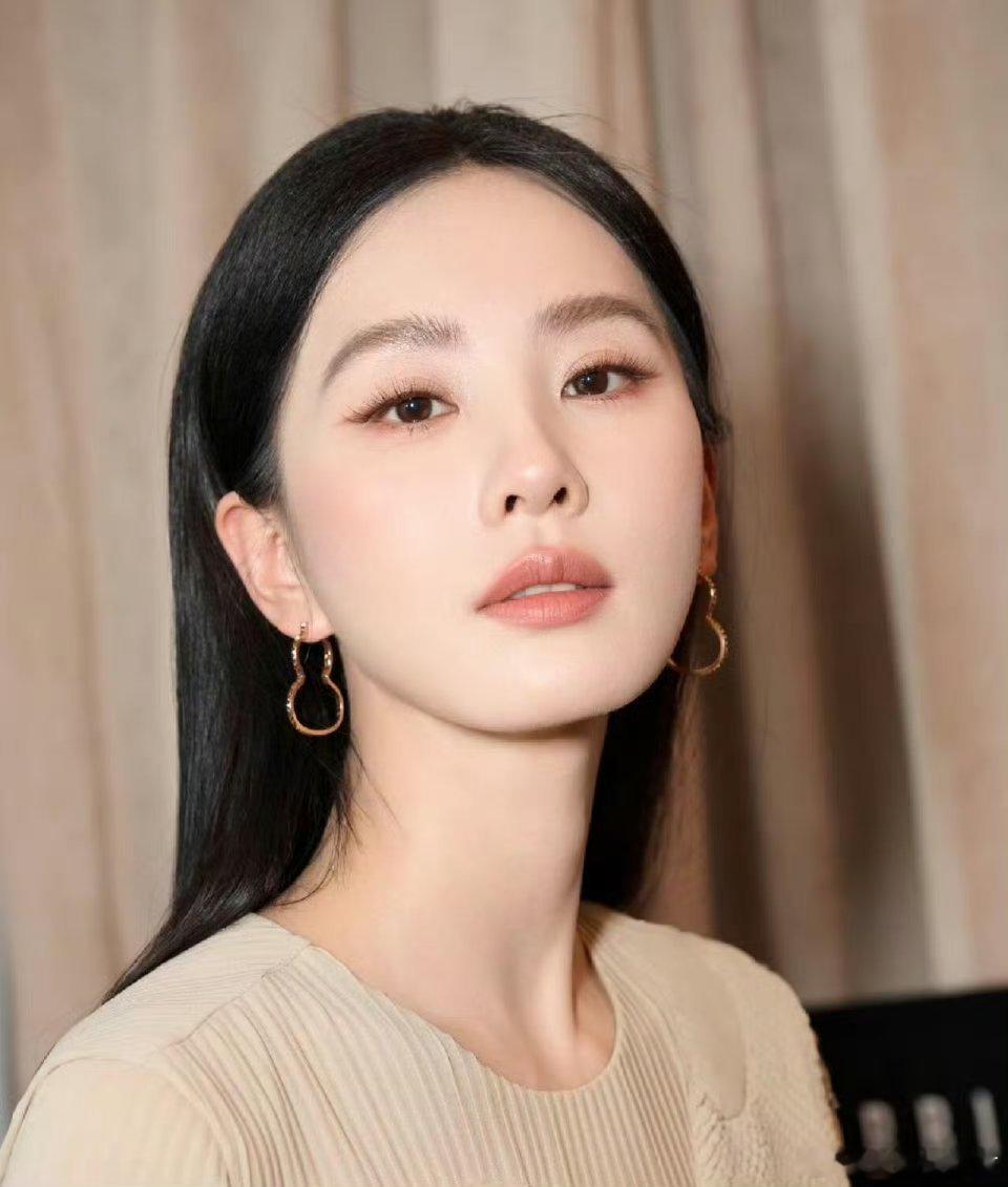 刘诗诗轻泰妆好美啊  