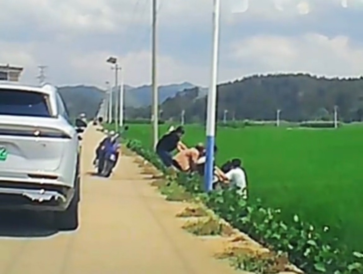 5月24日，玉林一乡村电车冲进禾田6人帮把车抬起。驾驶员没有事就好！ 玉林