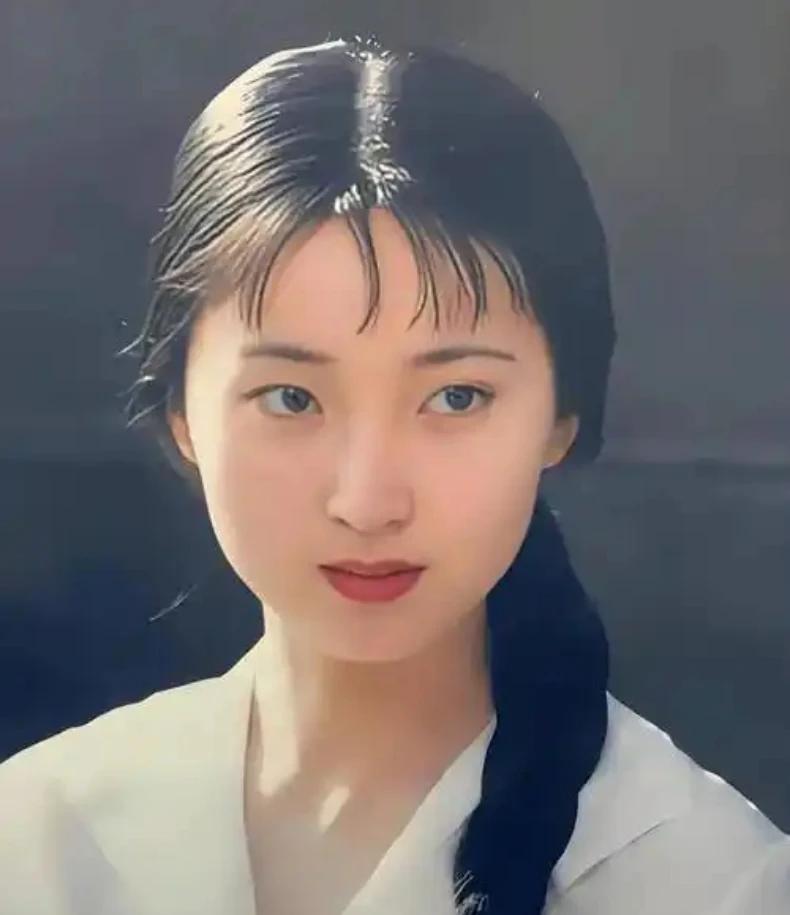 1987年香港宴会照里，陈晓旭一袭白裙，长发随风轻扬，眉眼间褪去林黛玉的哀愁，尽