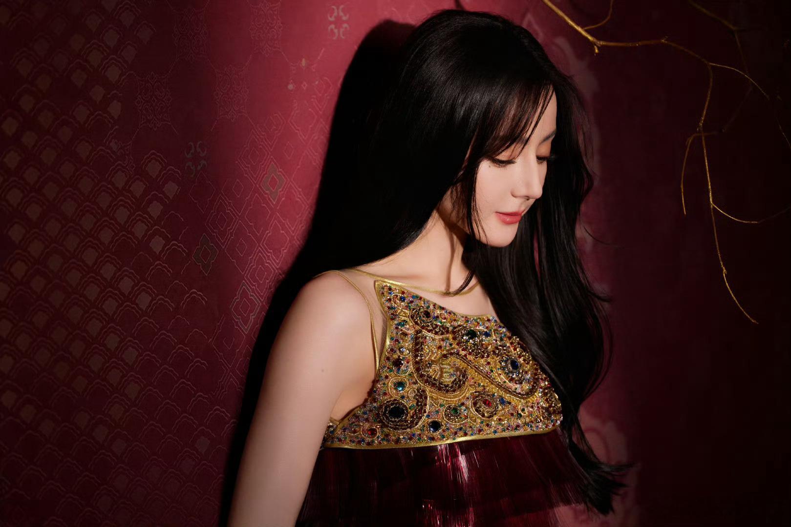 迪丽热巴近期两套高定女王👑​​​