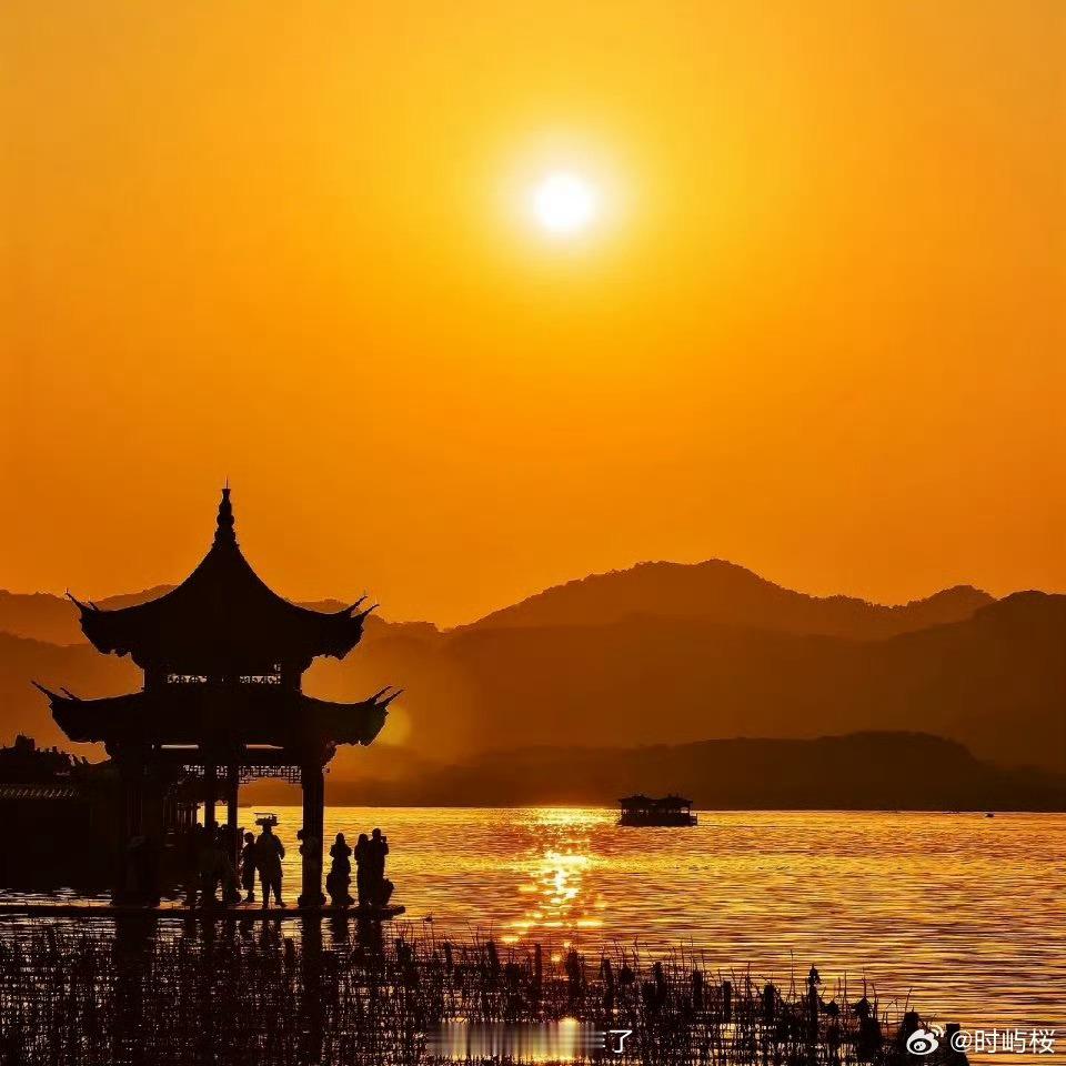 原来日落还可以这样出片低角度贴地抓拍，搭配水面反光或是路边建筑剪影，暖调柔光铺满