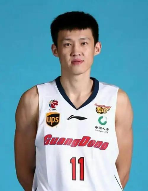 周鹏和杜锋在出征仪式上没握手，这事儿被传得沸沸扬扬！

视频里杜锋挨个拍肩膀、叫