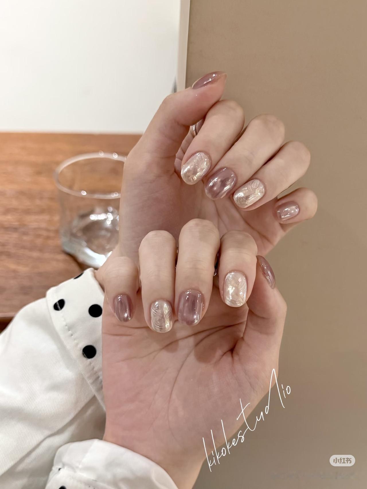 贝壳螺纹🌸🧴💫🐚｜美甲分享
🐚贝壳藏在了指尖
冰晶螺纹美甲 海螺美甲 