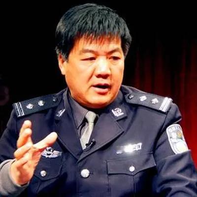 施华山，男，1958年12月出生，江西贵溪人，中共党员，一级警督。闻名全国的“打