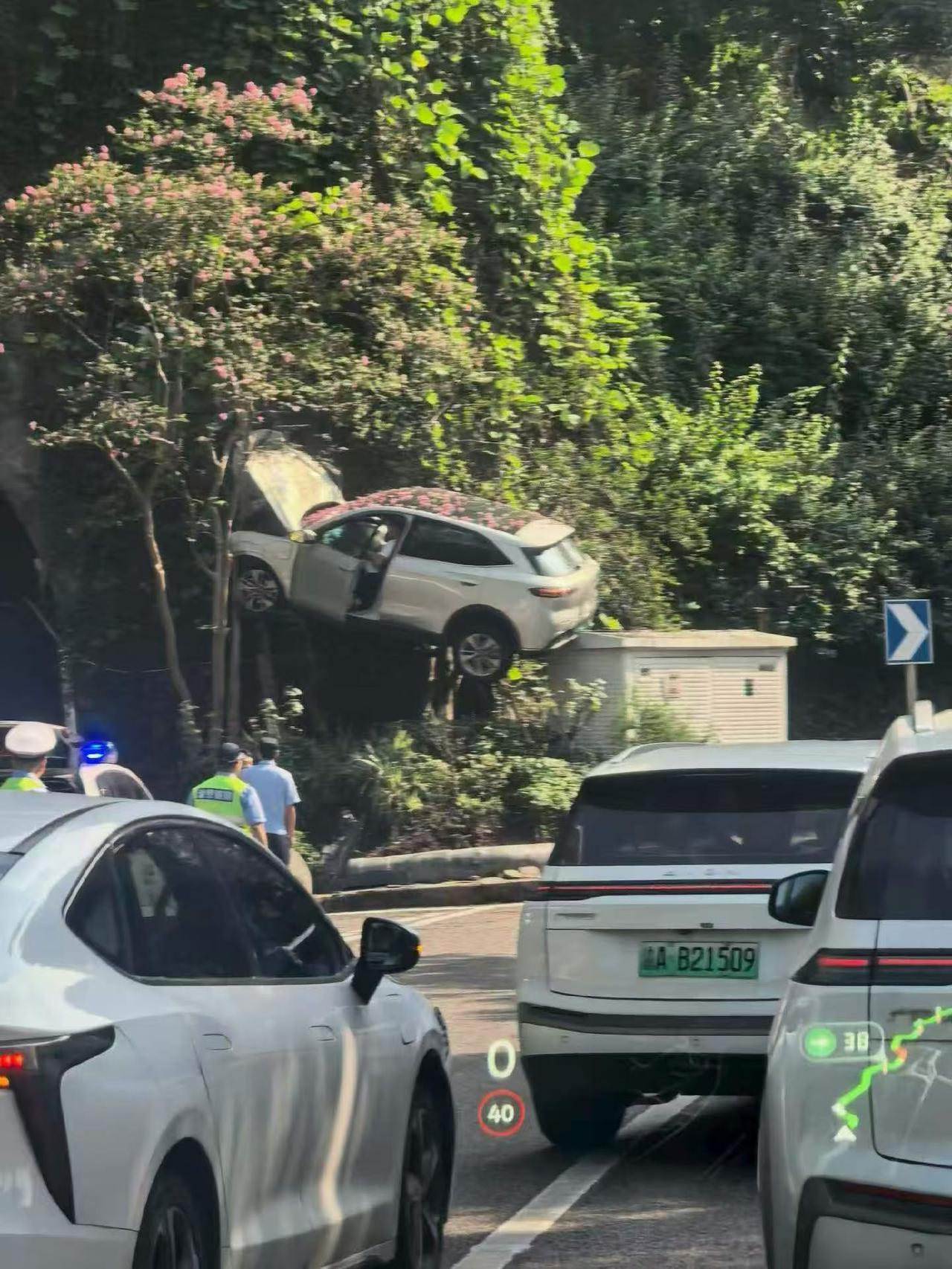 今天重庆渝中区鹅岭隧道附近发生一起惊险交通事故，一辆SUV行驶途中突然偏离车道，