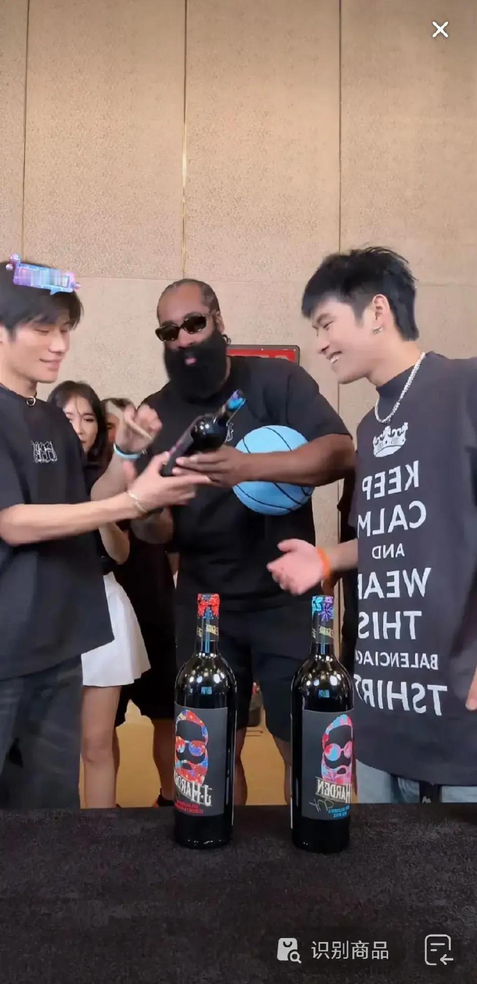 劳模哈登，很会理财！
哈登下午刚到上海，晚上就走进小杨哥直播间，不顾舟车劳顿，开