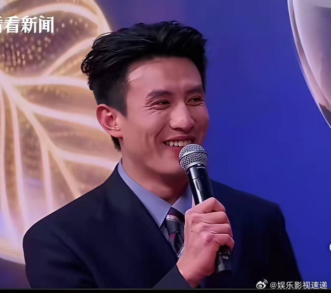 哈哈哈哈果然不管是演员还是普通人都逃不过熟人局这三个字，不信你看刘萧旭憋笑的表情