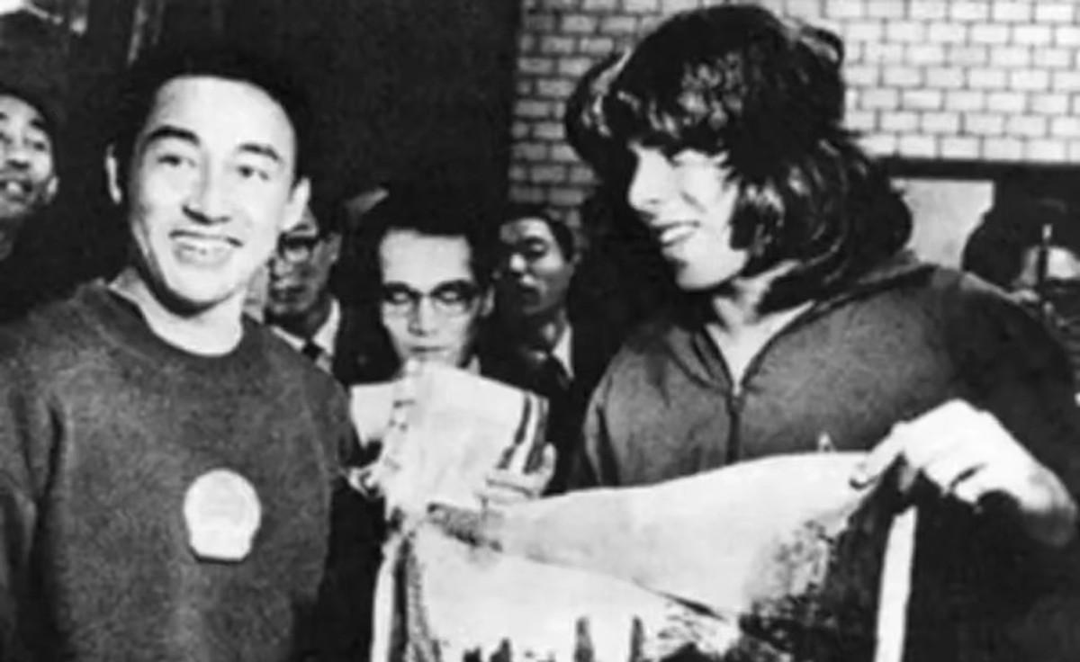 1972年2月21日上午，周总理亲自来到了北京机场，他这一次来是为了迎接一位特殊