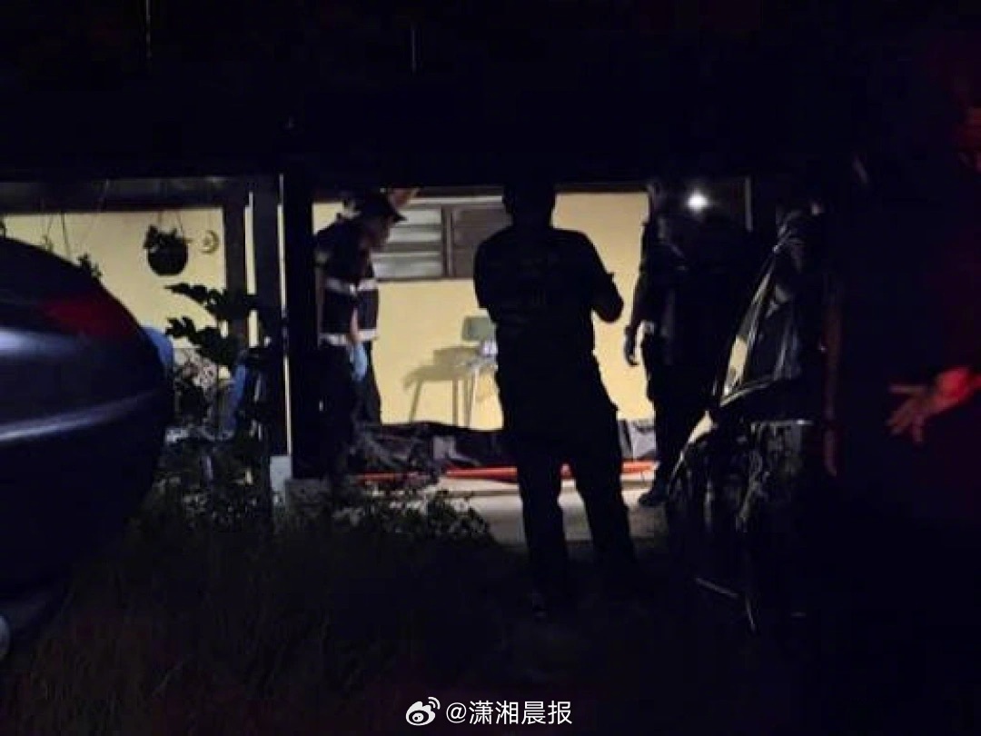 【#马来母女死在出租屋丈夫报警后被捕#】近日，马来西亚一对母女被发现在出租屋内身