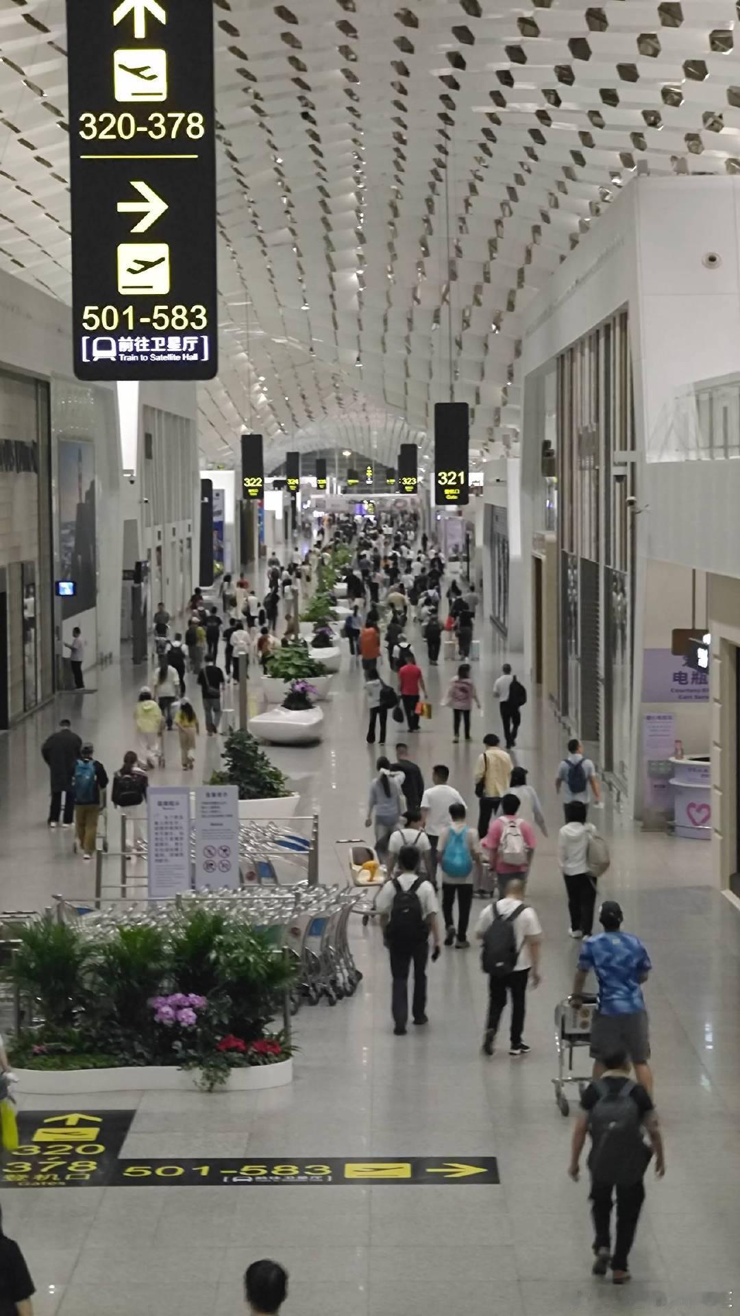 早上5点的深圳机场，那么热闹  ​​​