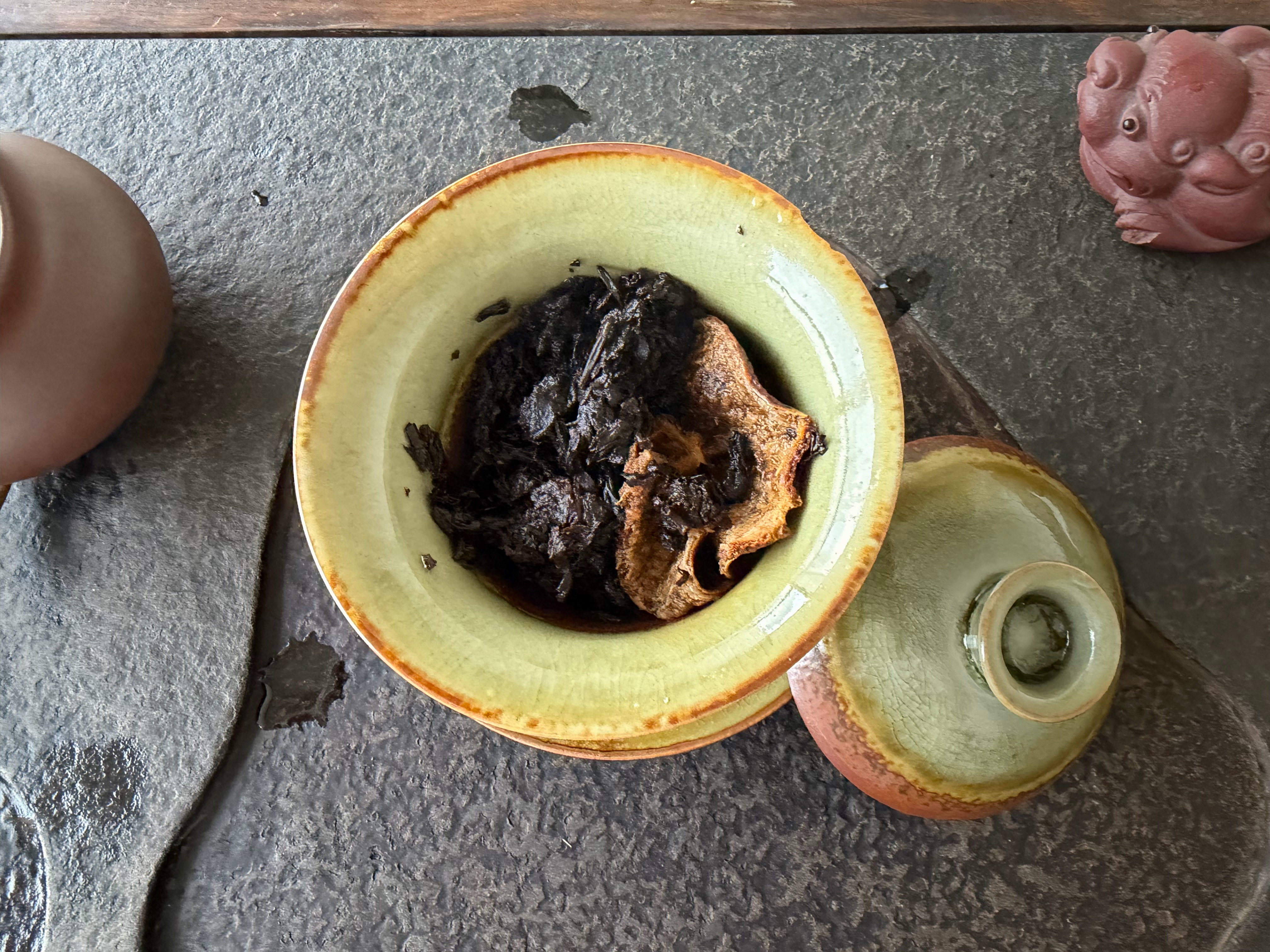 我存了不少1998年的老普洱茶，基本都是自己喝的，老普洱+陈皮是绝佳选择。 