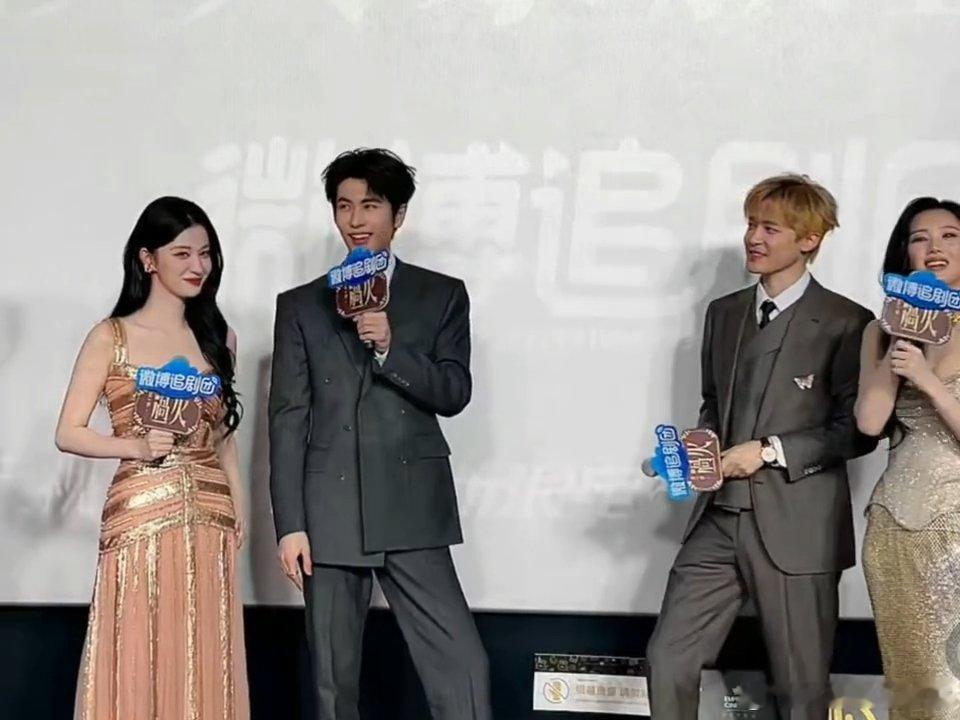 张凌赫王楚然看热闹把自己玩进去了张凌赫王楚然互相捧脸 张凌赫王楚然就这么看热闹把