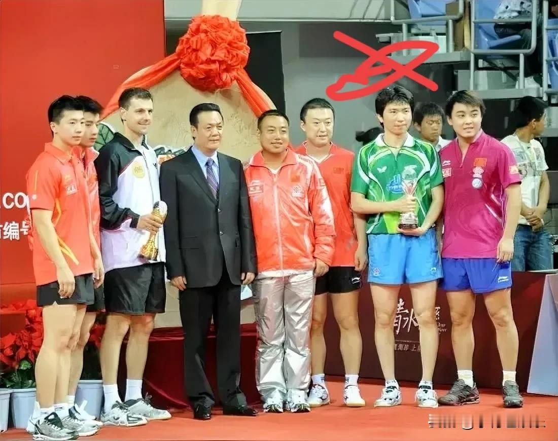 右二穿绿色短袖，手捧奖杯的是谁呀？应该也是乒乓球运动员吧，那时候的张继科和马龙看
