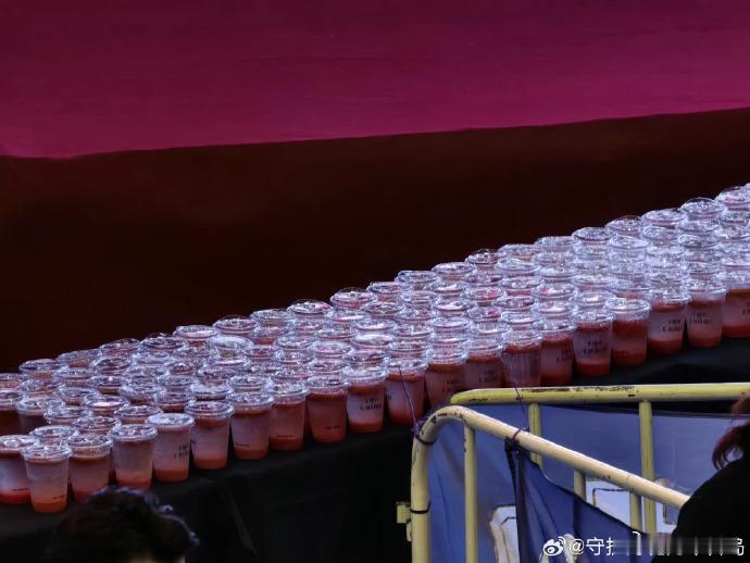 王鹤棣将门独后杀青给粉丝逆应援王鹤棣妈妈亲手准备的饮料从场地到餐食事事用心王鹤棣