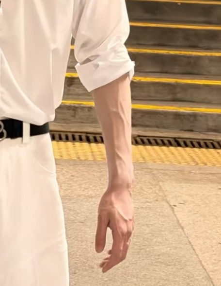 完全就是最完美的兔塑吧，长得萌萌的但是战斗力爆表，李沛恩的青筋真的好性感有没得 