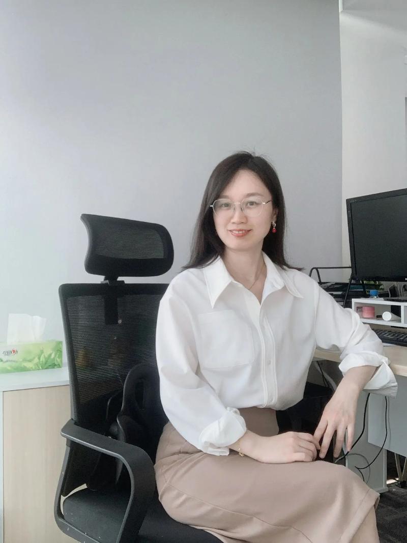 小会计大作为
       别小瞧小会计，他们大有作为。我认识一位80年的职场妈