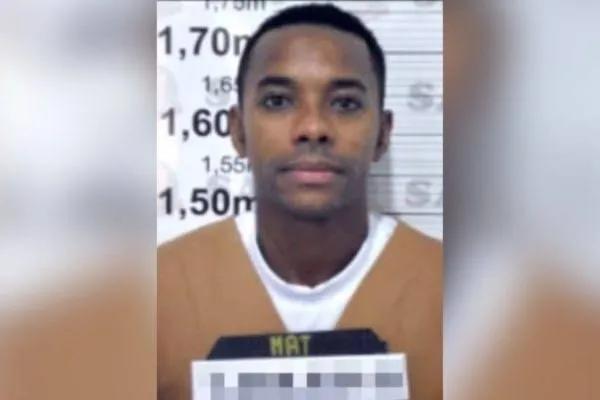 巴西名将，前皇马、曼城、米兰及广州恒大球员罗比尼奥在巴西监狱足球比赛中完成帽子戏