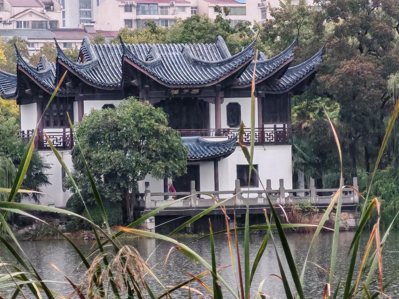 景点 烟雨中的徐州云龙公园，昨日午后，我撑着伞踏上知春岛，瞧见市级文保单位燕子楼