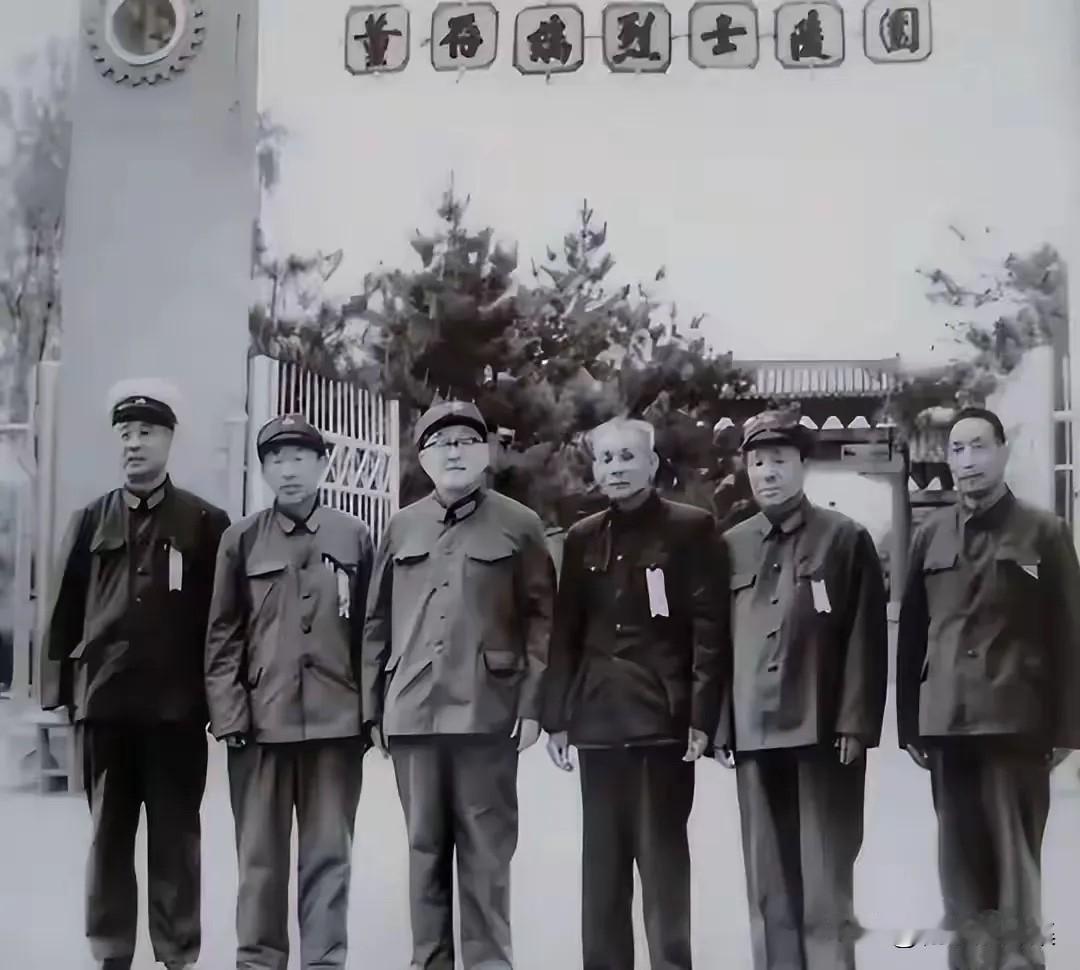 1978年5月25日，在董存瑞烈士牺牲卅周年纪念活动时，贺晋年将军（左三）与战友