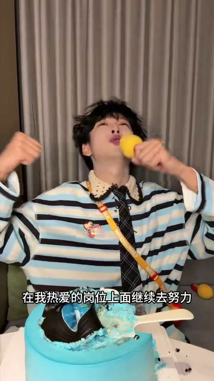 将全职研究齐思钧的精神状态齐思钧生日直播也太好笑了，掏出小蜜蜂双黄蛋麦克风唱歌，