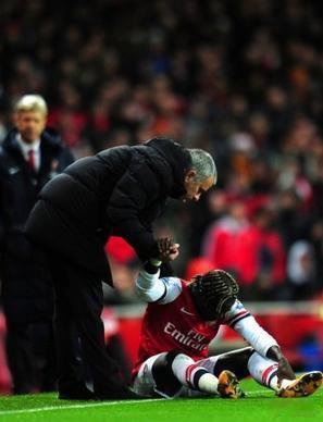 【穆帅全场站场边冒雨指挥 扶对手悍将起身+拍屁股】北京时间12月24日凌晨4时，