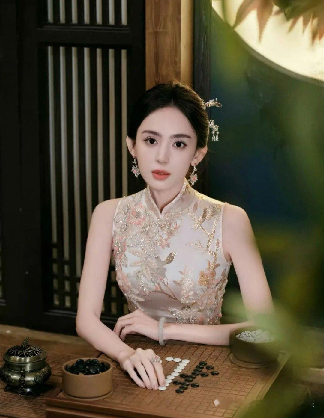 娜扎的盘发也是山茶花娜扎的盘发造型宛如一朵精致的山茶花，美得令人惊艳。设计简约却