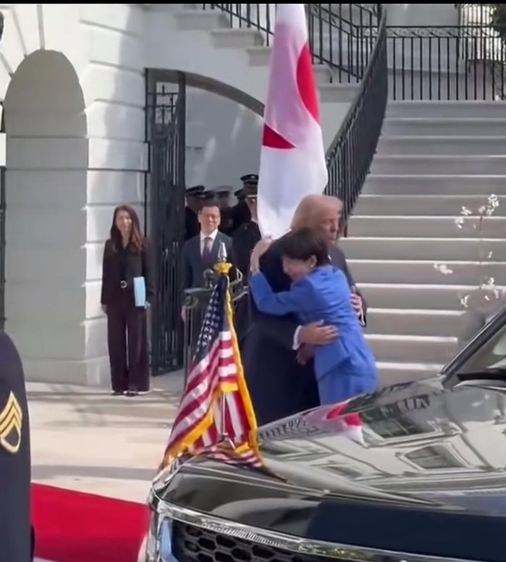 特朗普在白宫门口迎接高市早苗，“久别重逢，深情拥抱”……