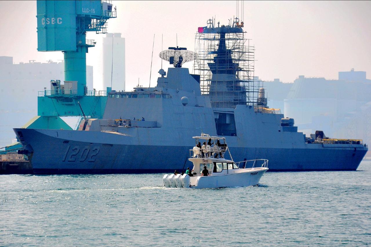 B炮位的“海榭树”防空导弹发射装置已拆除。看伪“海军”第二艘进行现代化升级的“康